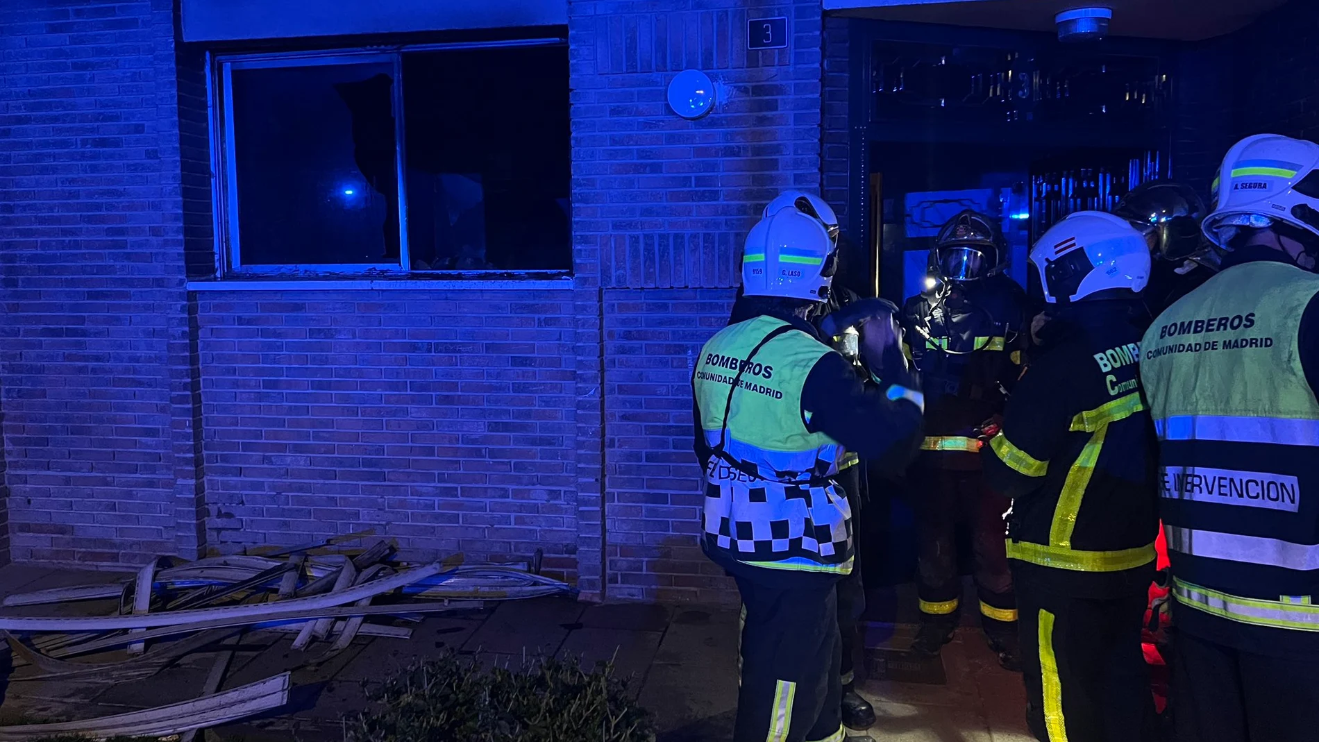 Rescatado un hombre herido tras incendiarse su casa en Madrid