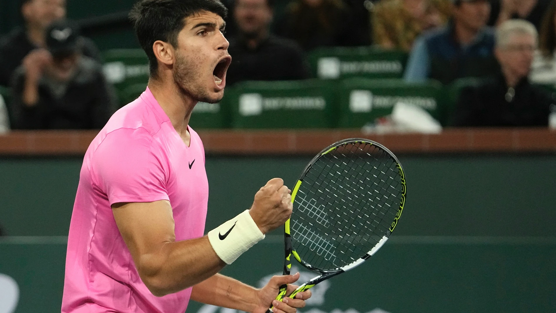 Carlos Alcaraz celebra la victoria ante Aliassime