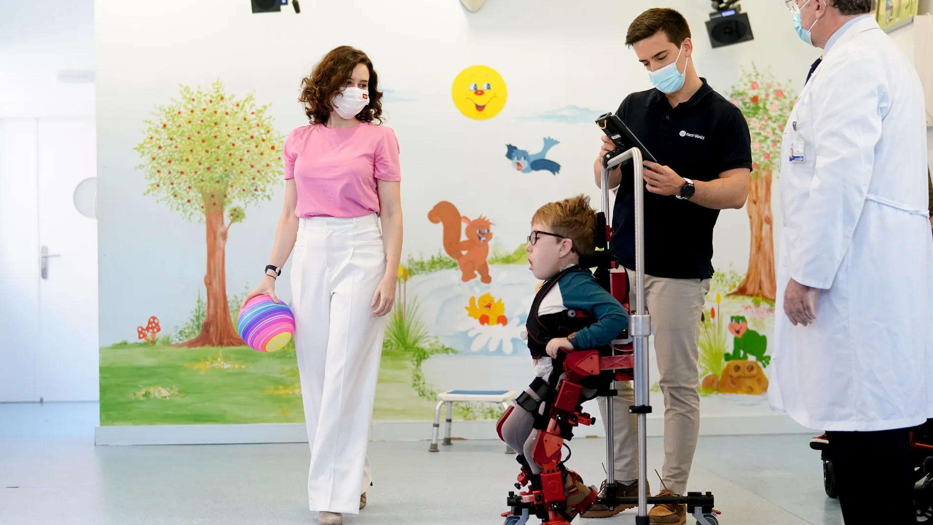 Ayuso anuncia el uso pionero de exoesqueletos para la rehabilitación de niños en hospitales de Madrid 