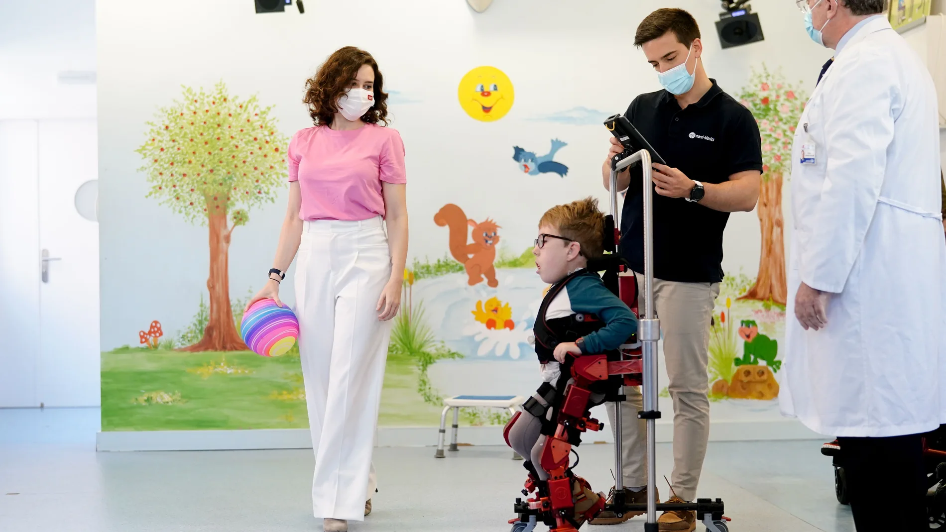 Ayuso anuncia el uso pionero de exoesqueletos para la rehabilitación de niños en hospitales de Madrid