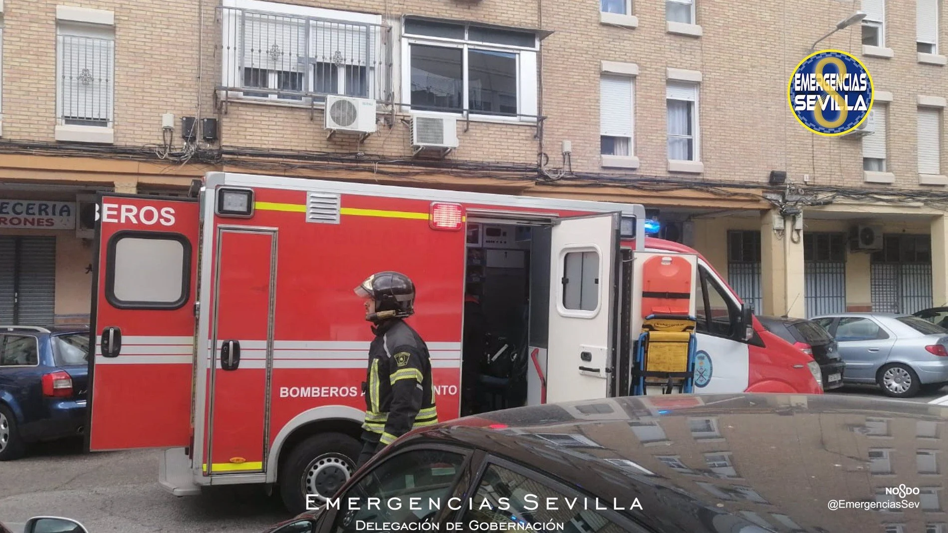 Los bomberos, en el lugar donde se registró el incendio