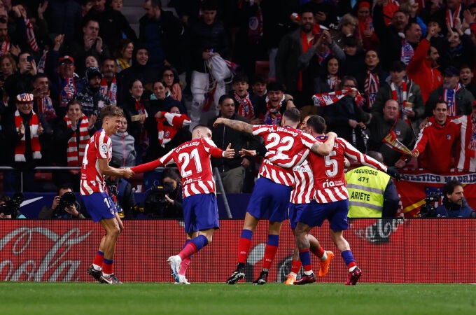 Los jugadores del Atlético celebran uno de los goles ante el Valencia