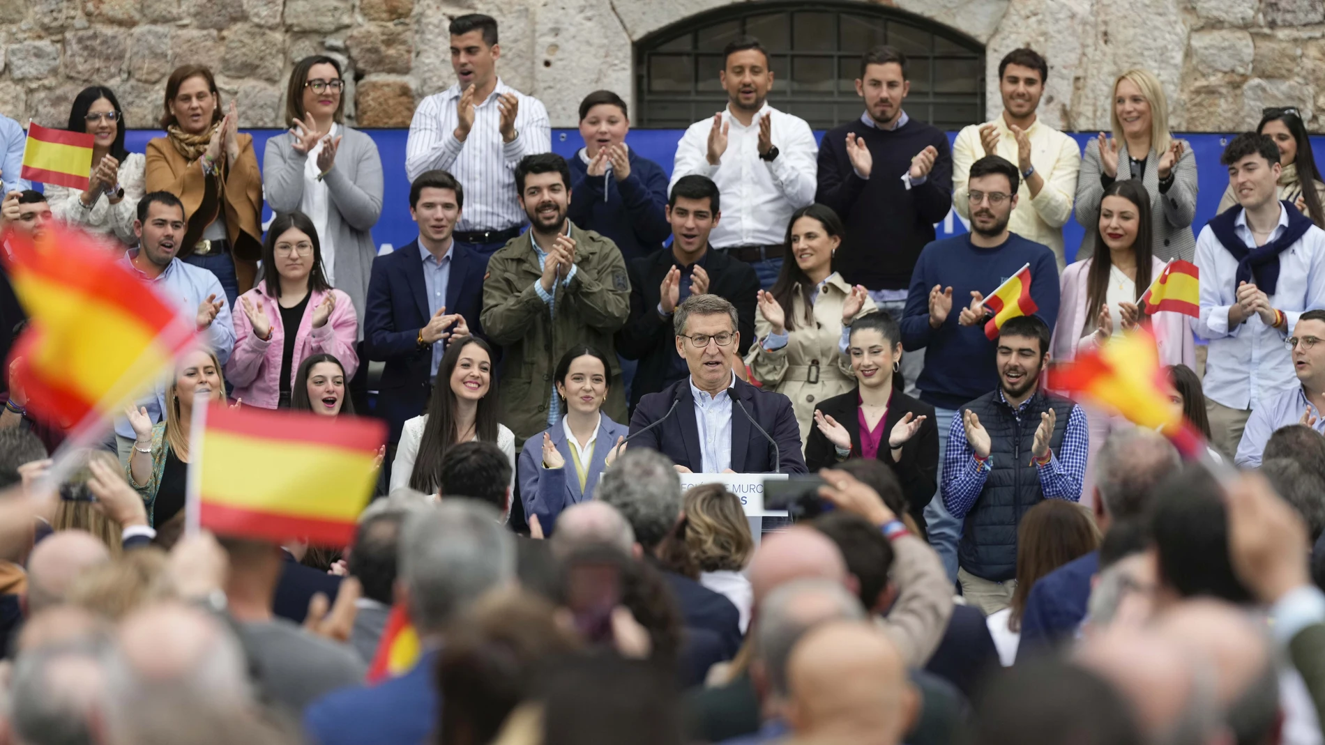 El presidente del Partido Popular, Alberto Núñez Feijóo, en un acto de su partido en el patio del antiguo CIM, en la Facultad de Ciencias de la Empresa de la Universidad Politécnica de Cartagena. 