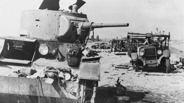 Una columna de vehículos soviéticos destruidos sobre la carretera de Minsk a Moscú, durante uno de los contraataques soviéticos.