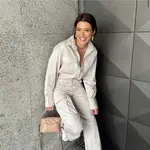 Alba Díaz un ‘total look’ en beige con pantalones cargo, la tendencia más viral de la temporada