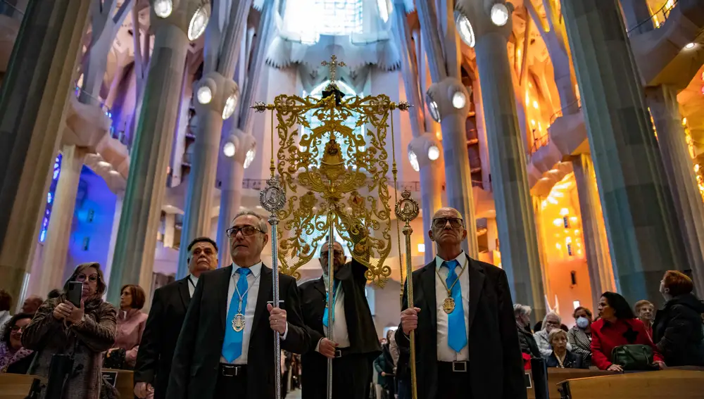 Juanma Moreno asiste a una misa rociera en la Sagrada Familia