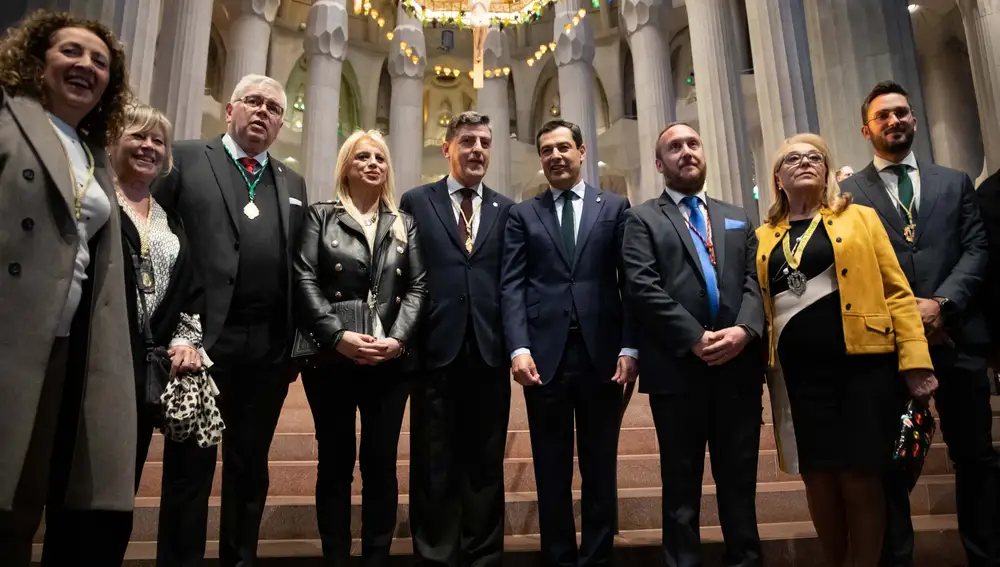 Juanma Moreno asiste a una misa rociera en la Sagrada Familia