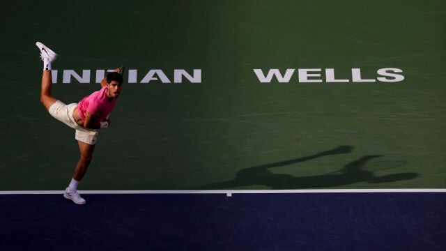 Alcaraz ejecuta un servicio en Indian Wells