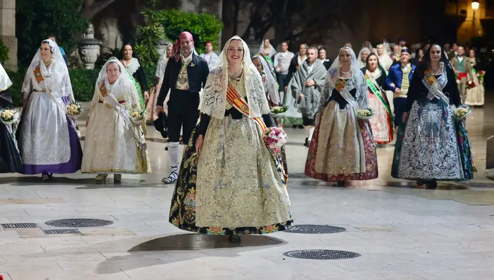 La fallera mayor de Valencia, Laura Mengó, entra en la plaza de la Virgen 