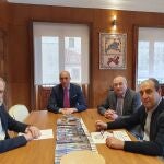 El alcalde de León, José Antonio Diez, se reúne con el presidente de ColproLeón, José Antonio Cuba Cal; el presidente del Colegio Oficial de Veterinarios de León, Luciano Diez, y Manuel Martínez Domínguez, presidente Provincial del Sindicato Veterinario de León