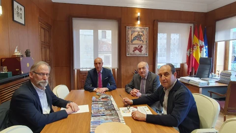 El alcalde de León, José Antonio Diez, se reúne con el presidente de ColproLeón, José Antonio Cuba Cal; el presidente del Colegio Oficial de Veterinarios de León, Luciano Diez, y Manuel Martínez Domínguez, presidente Provincial del Sindicato Veterinario de León