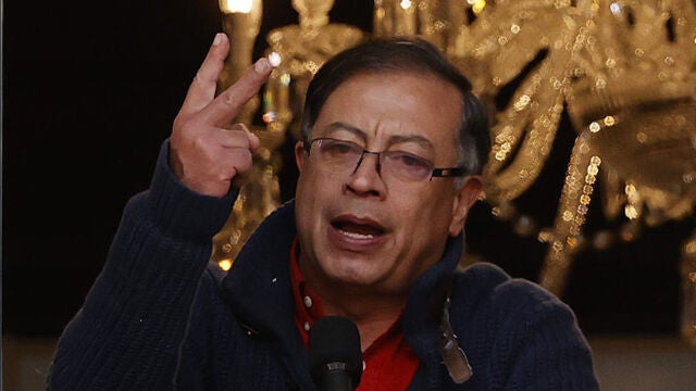 El presidente de Colombia, Gustavo Petro, pronuncia un discurso durante una manifestación en apoyo a sus reformas sociales, en la Casa de Nariño en Bogotá (Colombia).