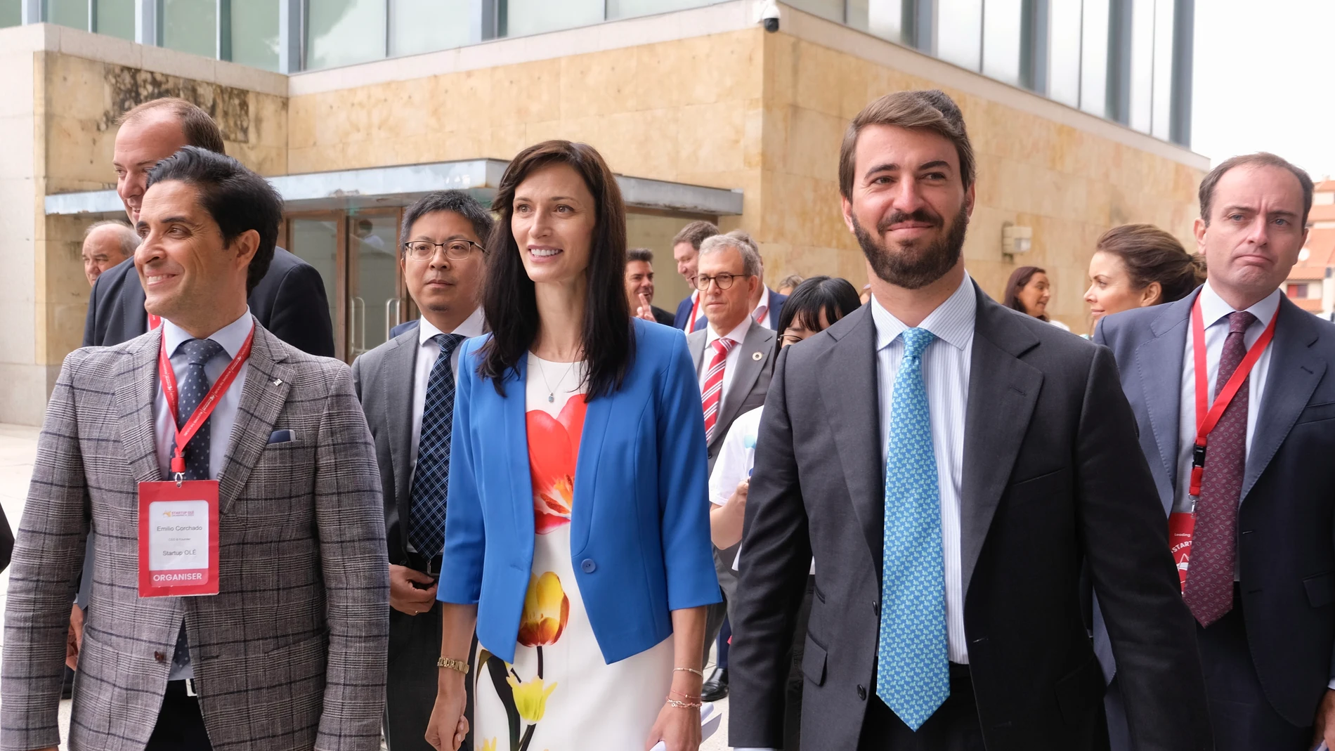 El vicepresidente Juan García-Gallardo junto a la comisaria europea Mariya Gabriel en una visita a Salamanca