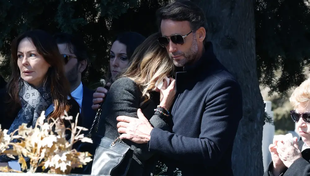 Lara Dibildos, rota de dolor, se refugia en Álvaro Muñoz Escassi en el funeral de su madre