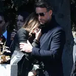 Lara Dibildos, rota de dolor, se refugia en Álvaro Muñoz Escassi en el funeral de su madre