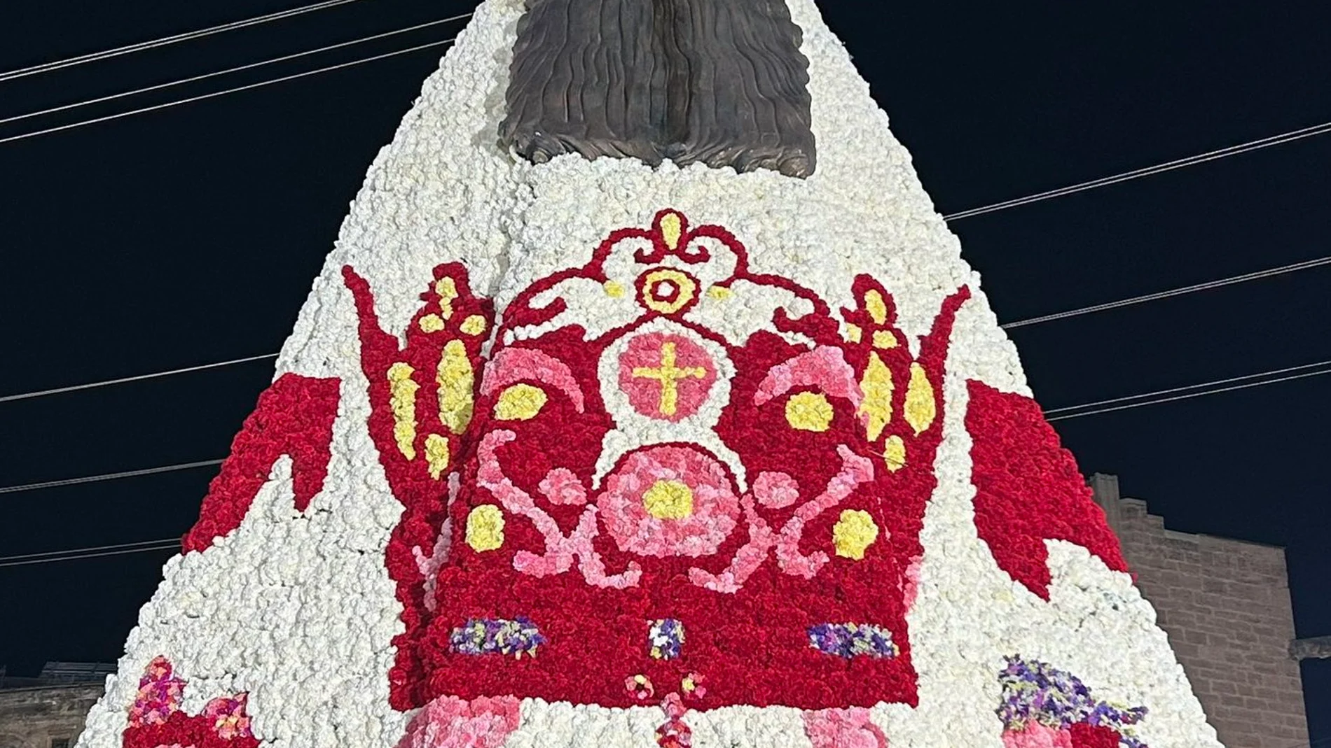 Ofrenda 2023: La Virgen de los Desamparados ya luce su vestido blanco de 100.000 ramos