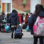 Varios niños a su llegada a un Colegio en Alameda de Osuna, en Madrid