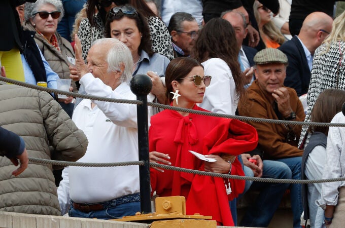 Virginia Troconis luce la blusa roja con lazada más tendencia que ya ha llevado la Reina Letizia