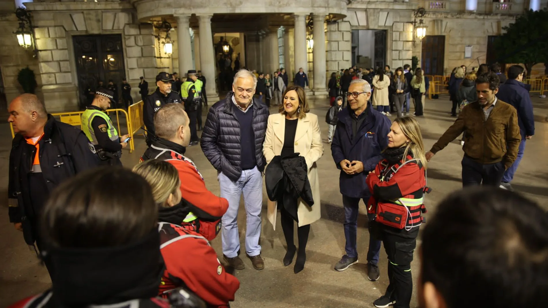 La portavoz del PP en el Ayuntamiento de Valencia, María José Catalá, junto a Esteban González Pons