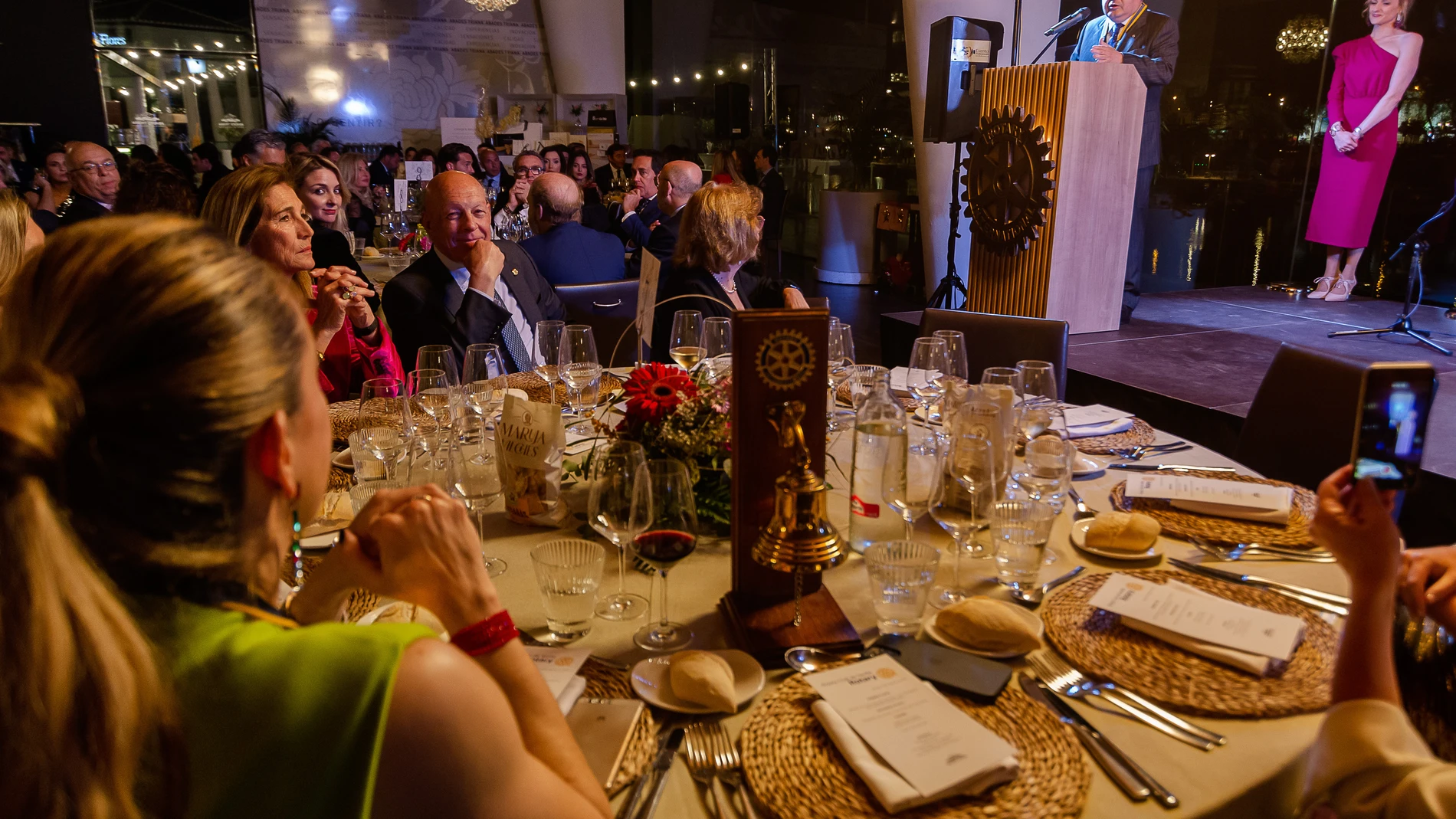 El Rotary Club Sevilla Corporate dona a la Asociación Maruja Vilches con el Polígono Sur 7.000 euros obtenidos en su II gala benéfica