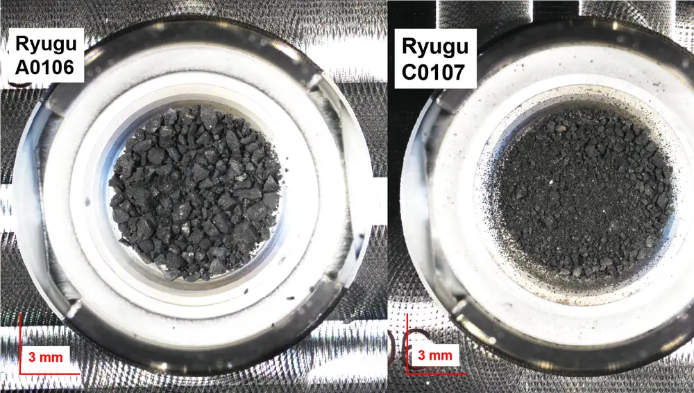 Fotografías de las muestras A0106 y C0107 recogidas en el asteroide Ryugu, durante el 1er muestreo de aterrizaje y el 2º muestreo de aterrizaje, respectivamente. 