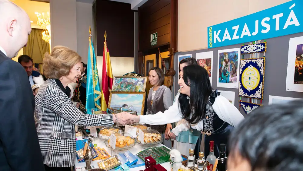 La Reina Sofia en el stand de Kazakhstan