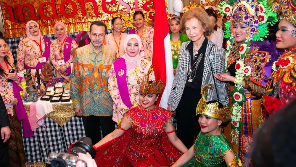 La Reina Sofía en el stand de Indonesia