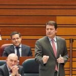 El presidente de la Junta interviene desde su escaño en el Parlamento regional durante su cara a cara con el socialista Luis Tudanca