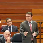 El presidente de la Junta interviene desde su escaño en el Parlamento regional durante su cara a cara con el socialista Luis Tudanca