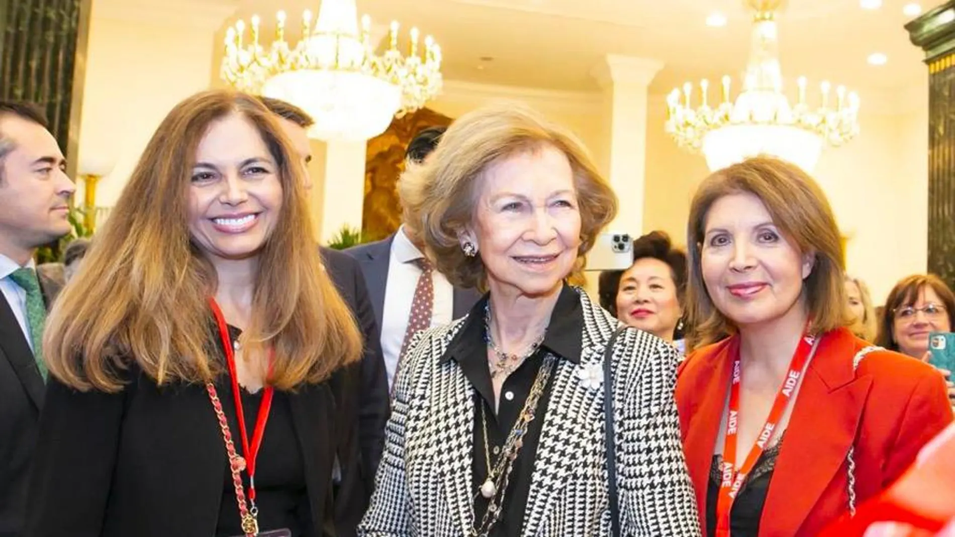 Nasrin Zhiyan, SM la Reina Sofía y Massumeh en la inauguración de Bazar Solidario