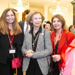 Nasrin Zhiyan, SM la Reina Sofía y Massumeh en la inauguración de Bazar Solidario