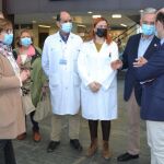 El viceconsejero de Asistencia Sanitaria, Planificación y Resultados en Salud de la Consejería de Sanidad, Jesús García-Cruces Méndez, visita la exposición instalada en el vestíbulo principal del Río Hortega acompañado por el presidente de la AECC de Valladolid, Artemio Domínguez