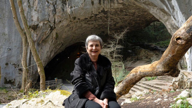 Elvira Roca Barea, en la famosa cueva de Zugarramurdi