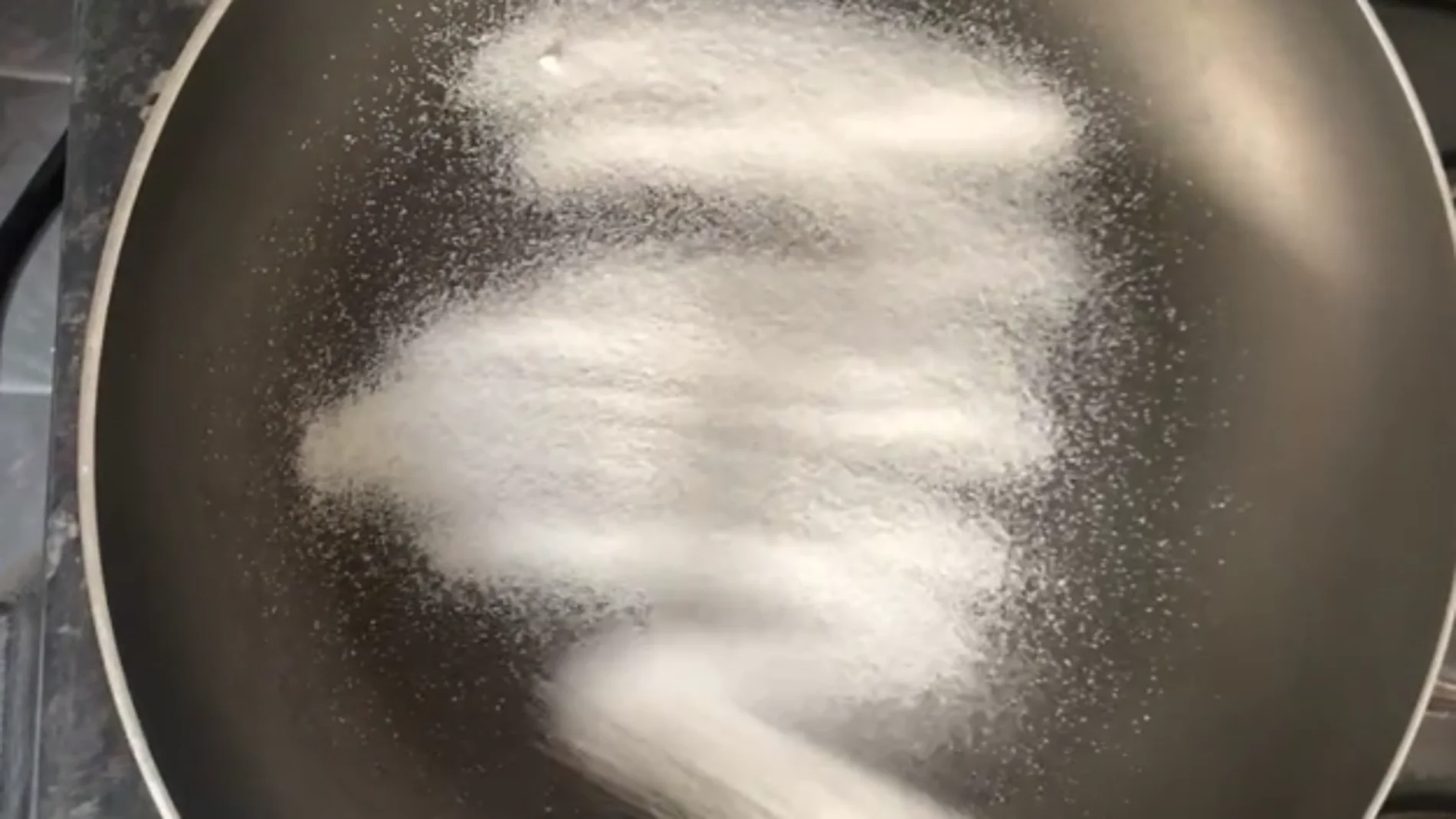 El trucazo de la sal para recuperar el antiadherente de una sartén