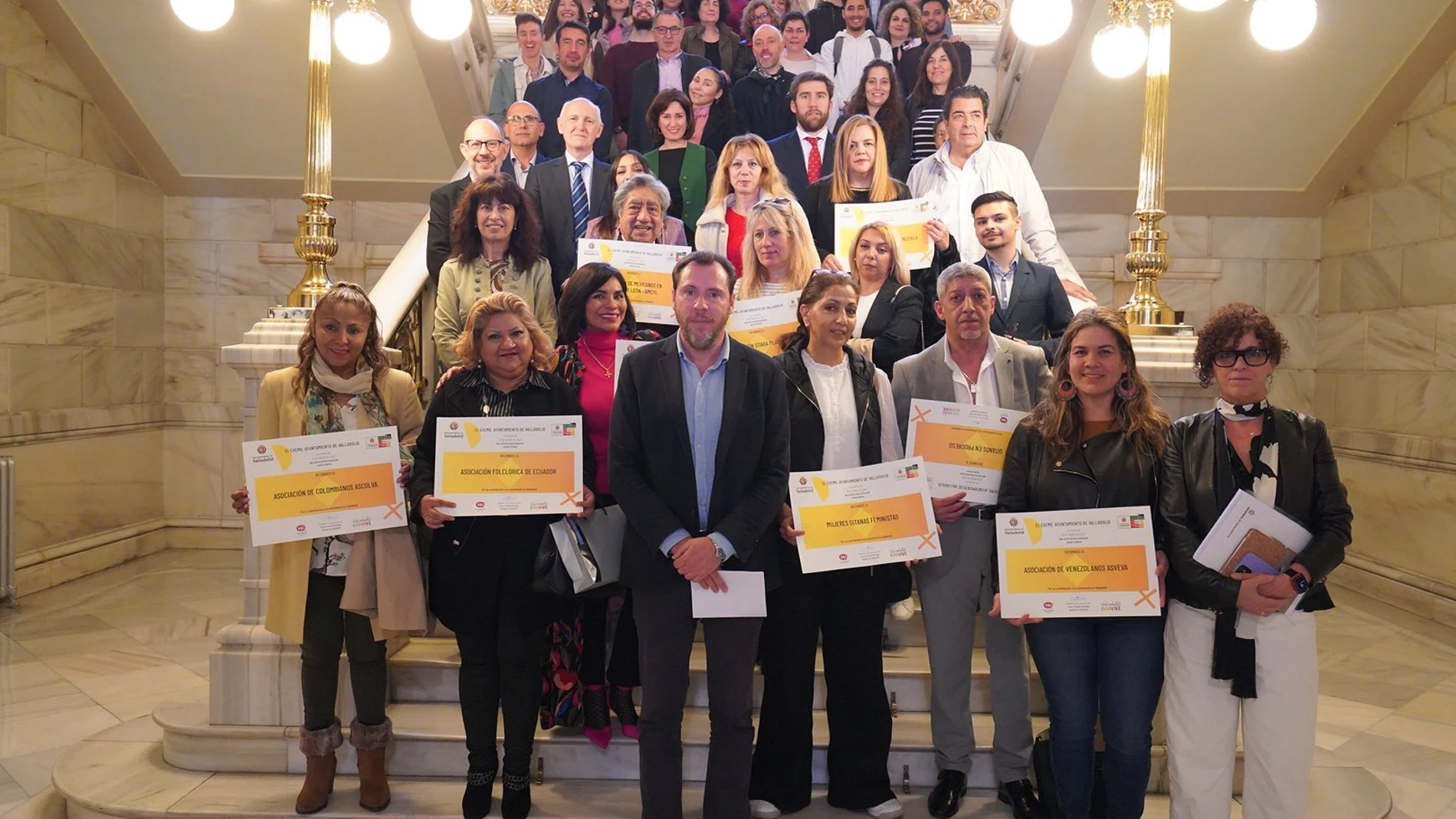 Óscar Puente con los representantes de asociaciones inmigrantes de la ciudad