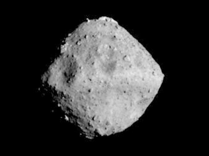 Imagen del asteroide Ryugu del que la sonda japonesa Hayabusa 2 extrajó las muestras de tierra. 