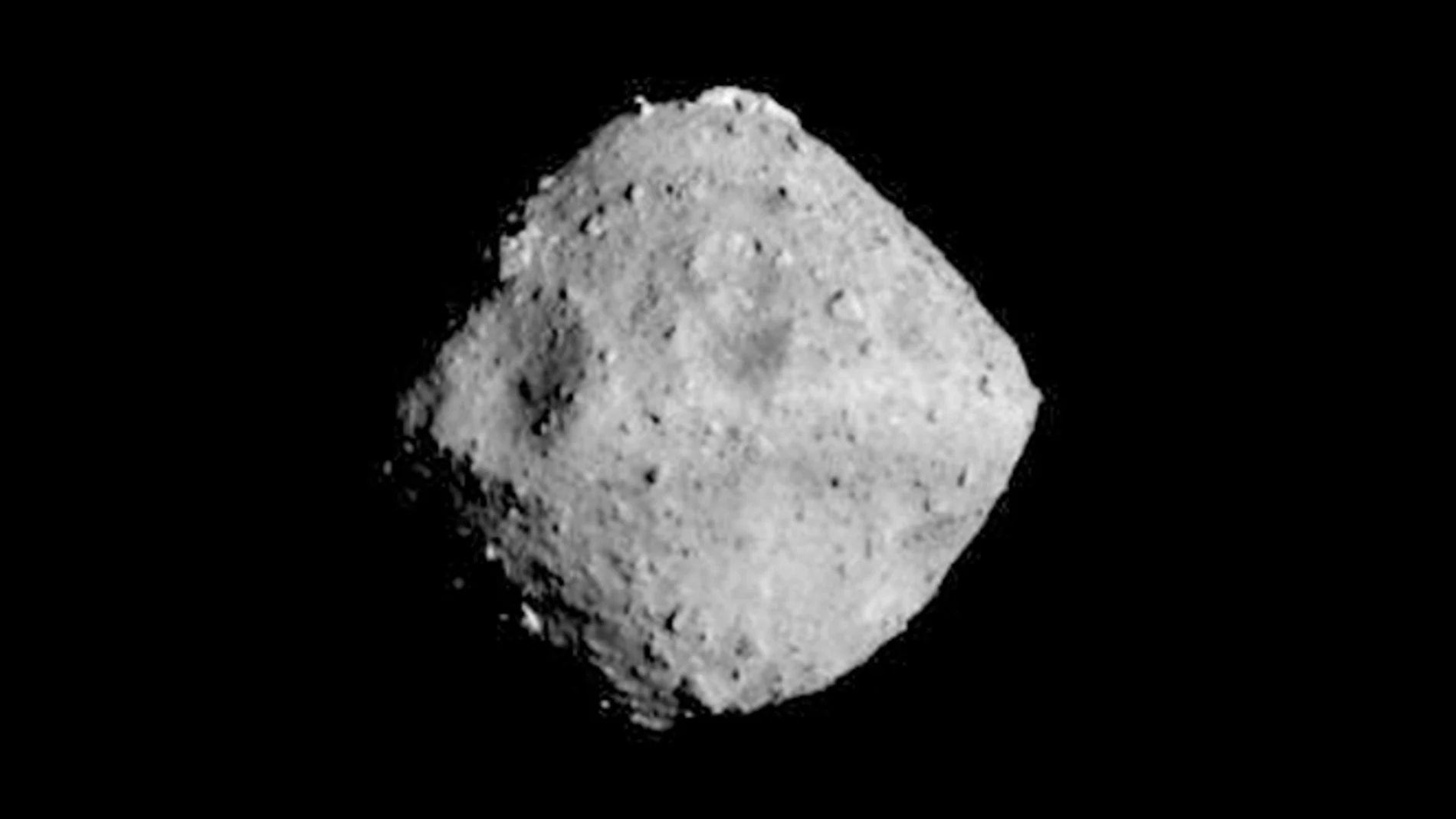Imagen del asteroide Ryugu del que la sonda japonesa Hayabusa 2 extrajó las muestras de tierra. 