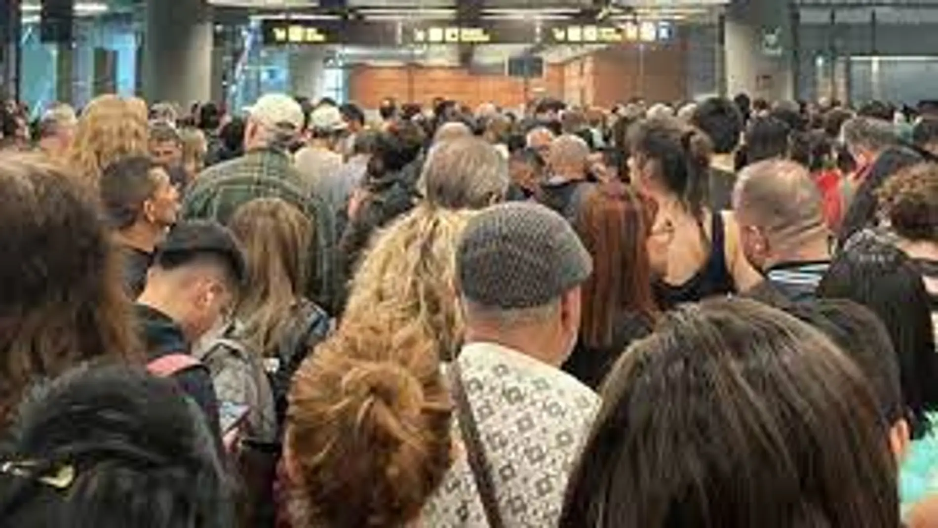 Atasco de gente en el tren de Barajas