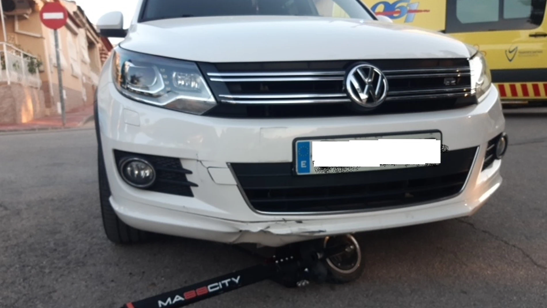 El patinete junto al vehículo contra el que ha chocado el conductor
1-1-2 REGIÓN DE MURCIA
22/03/2023