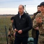  Britain's Prince William (L) meets with soldiers during a visit of the British military base in Jasionka, southeast Poland, 22 March 2023. The Prince of Wales arrived for a two-day visit to meet British and Polish troops based near the border with Ukraine. 
