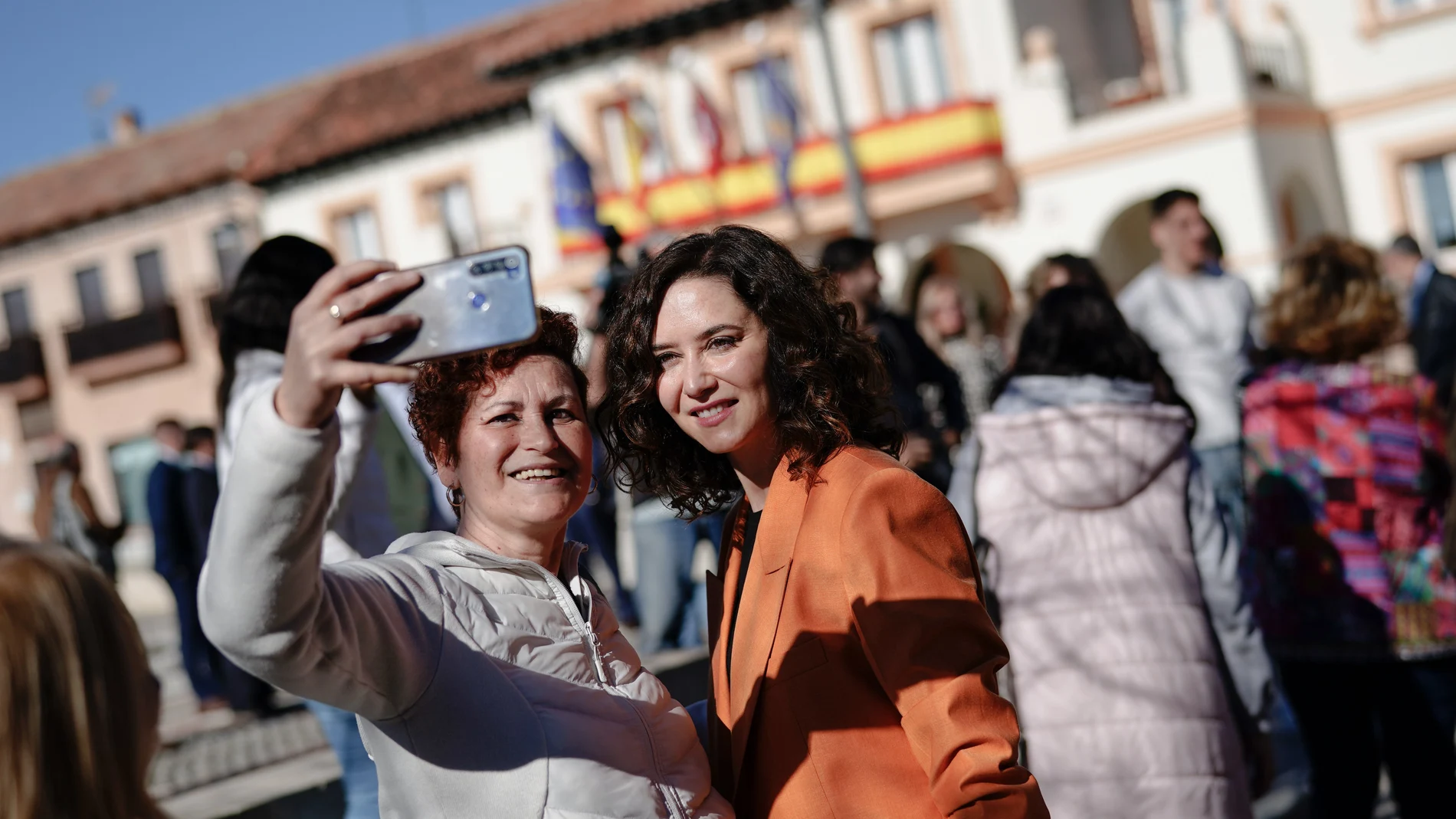 La presidenta de la Comunidad de Madrid, Isabel Díaz Ayuso, se fotografía con una persona este miércoles en Griñón, donde preside la reunión del Consejo de Gobierno, que de forma extraordinaria se celebra en el Centro de Recursos Juveniles de Griñón.-