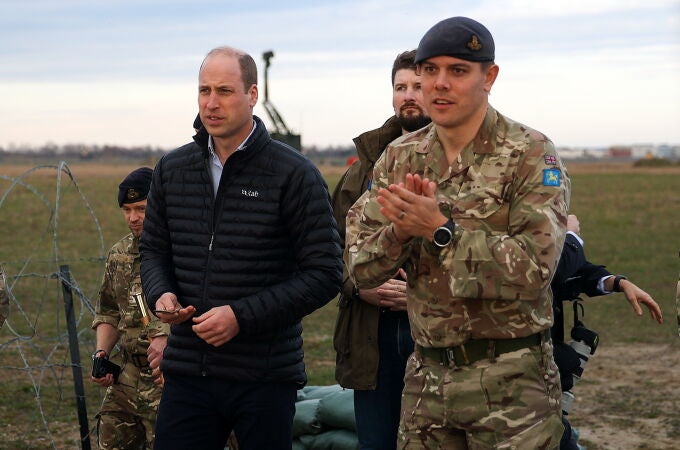 Visita sorpresa del príncipe Guillermo a las tropas británicas cerca de la frontera con Ucrania