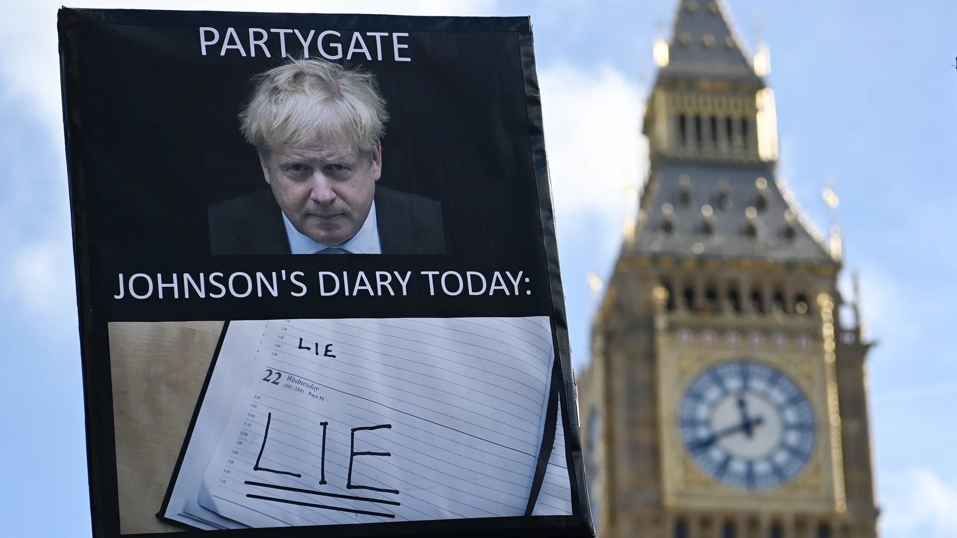 London (United Kingdom), 22/03/2023.- A protester demonstrates against former British Prime Minister Boris Johnson outside parliament in London, Britain, 22 March 2023. Johnson is set to give evidence to MPs who are investigating accusations that he misled parliament over Partygate after breaching covid rules in 2020. (Protestas, Reino Unido, Estados Unidos, Londres) EFE/EPA/ANDY RAIN
