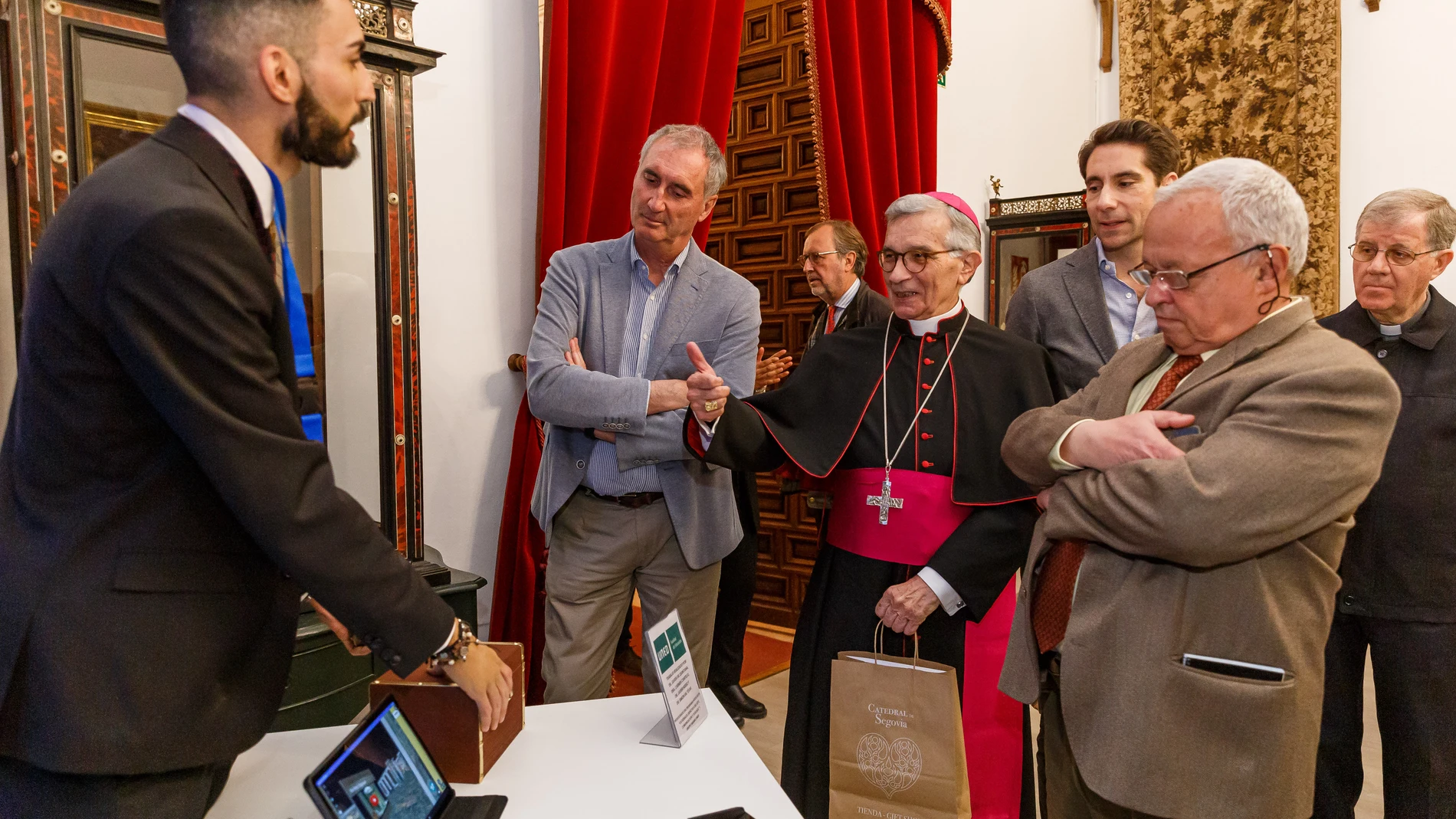 El consejero de Cultura, Turismo y Deporte, Gonzalo Santonja, junto al obispo de Segovia, Don César Franco, participa en el acto de reapertura del Palacio Episcopal