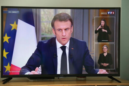 El lujoso reloj de Macron que aparece y desaparece durante la entrevista