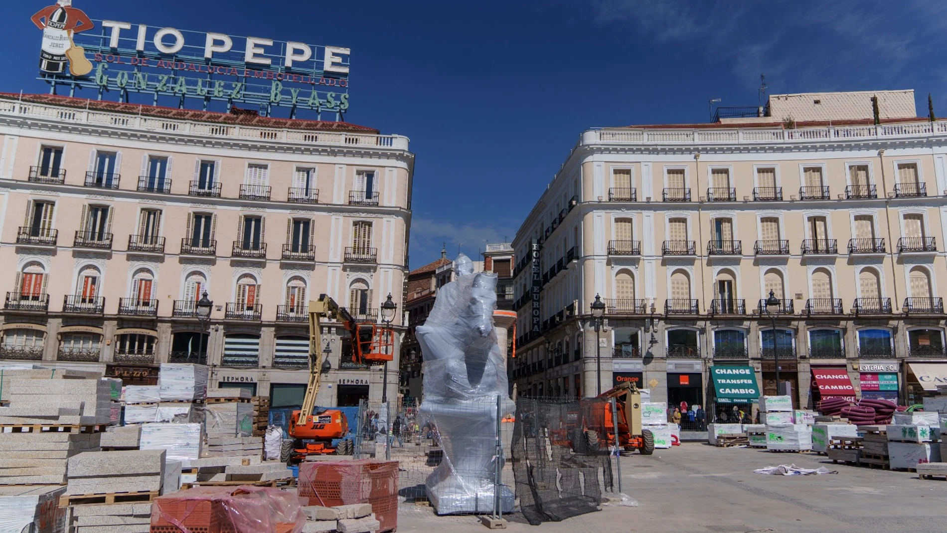 La estatua de Carlos III envuelta en plástico que regresó este martes a la Puerta del Sol tras separarla de su pedestal y ser trasladada a un almacén el pasado 16 de marzo.