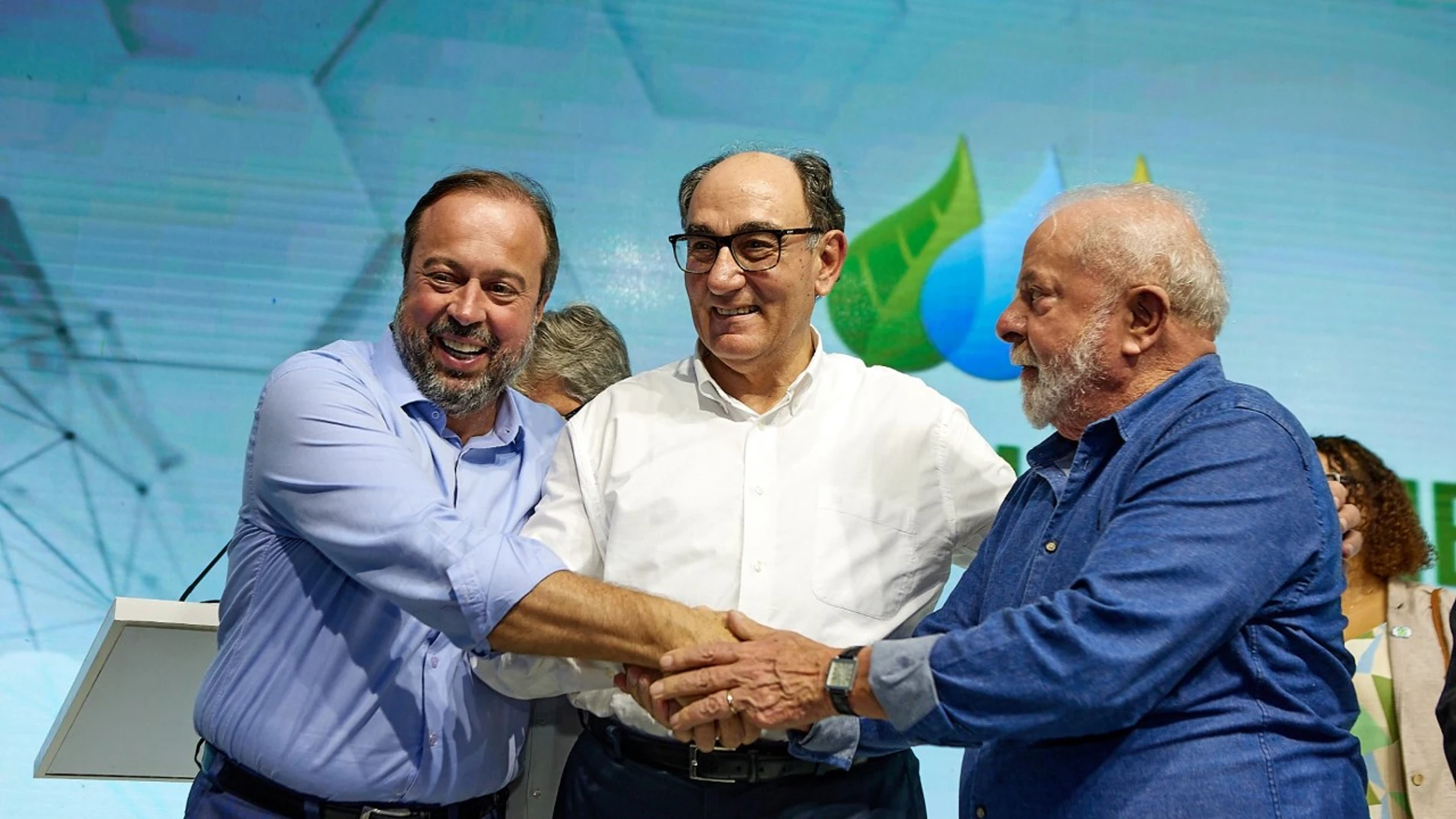 El presidente de Brasil (d), Luiz Inácio Lula da Silva, y el de Iberdrola (c), Ignacio Galán, y el ministro brasileño de Minas y Energía (i), Alexandre Silveira 