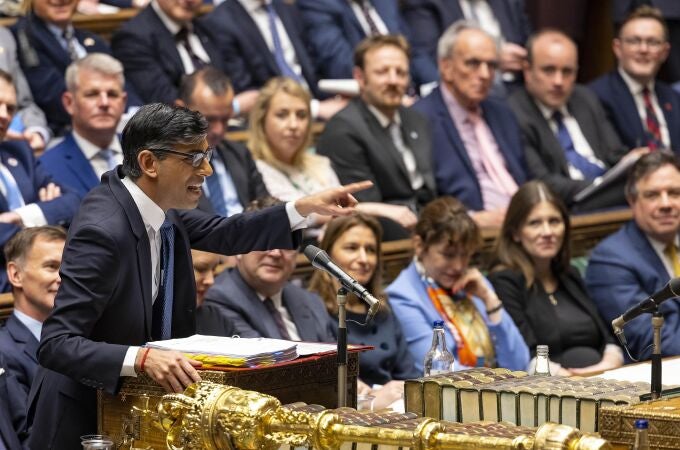 A handout photograph released by the UK Parliament shows Britain's Prime Minister Rishi Sunak standing at the despatch box and speaking during the weekly session of Prime Minister's Questions (PMQs) at the House of Commons, in London, on March 22, 2023. 
