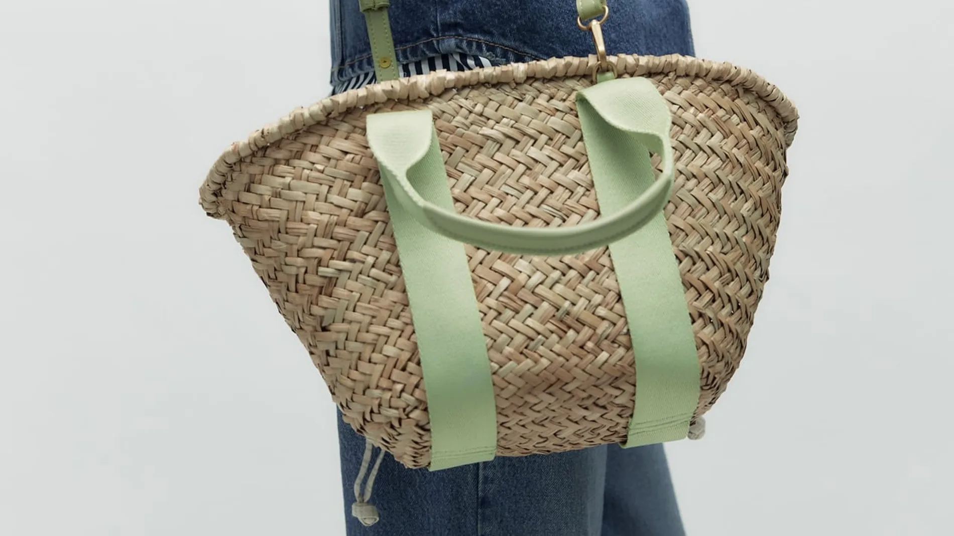 Los bolsos de cesta de mimbre que llevan las chicas francesas vuelven a nuestro armario un año más