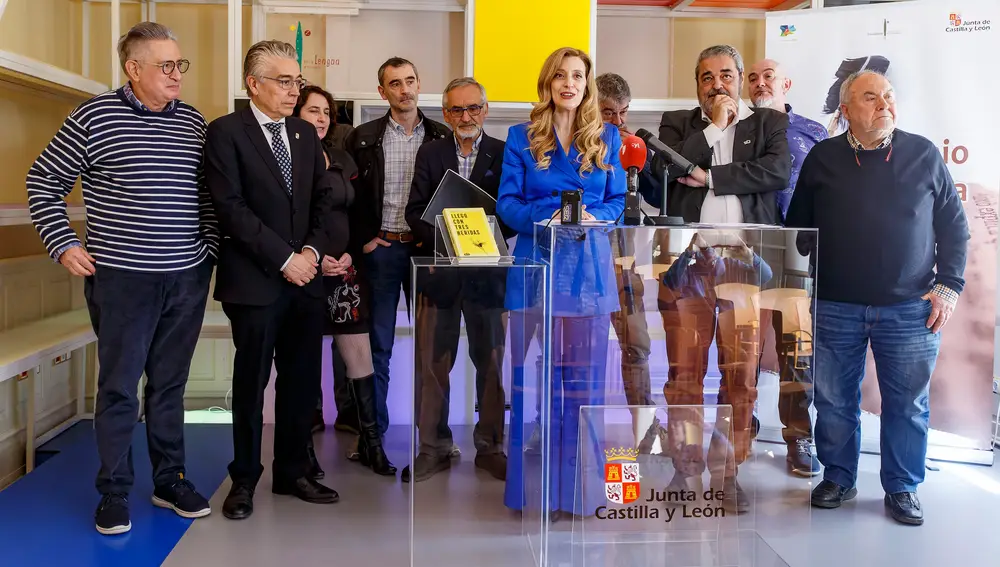 Mar Sancho junto al jurado da a conocer el nombre de la obra ganadora